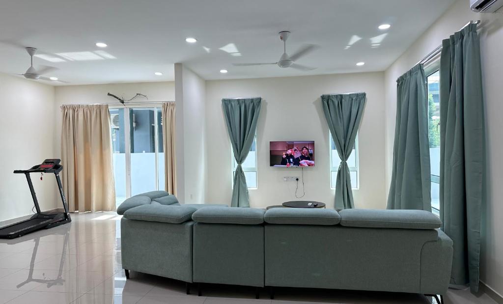 ein Wohnzimmer mit einem Sofa und Vorhängen in der Unterkunft 13A Homestay 14D in Port Dickson