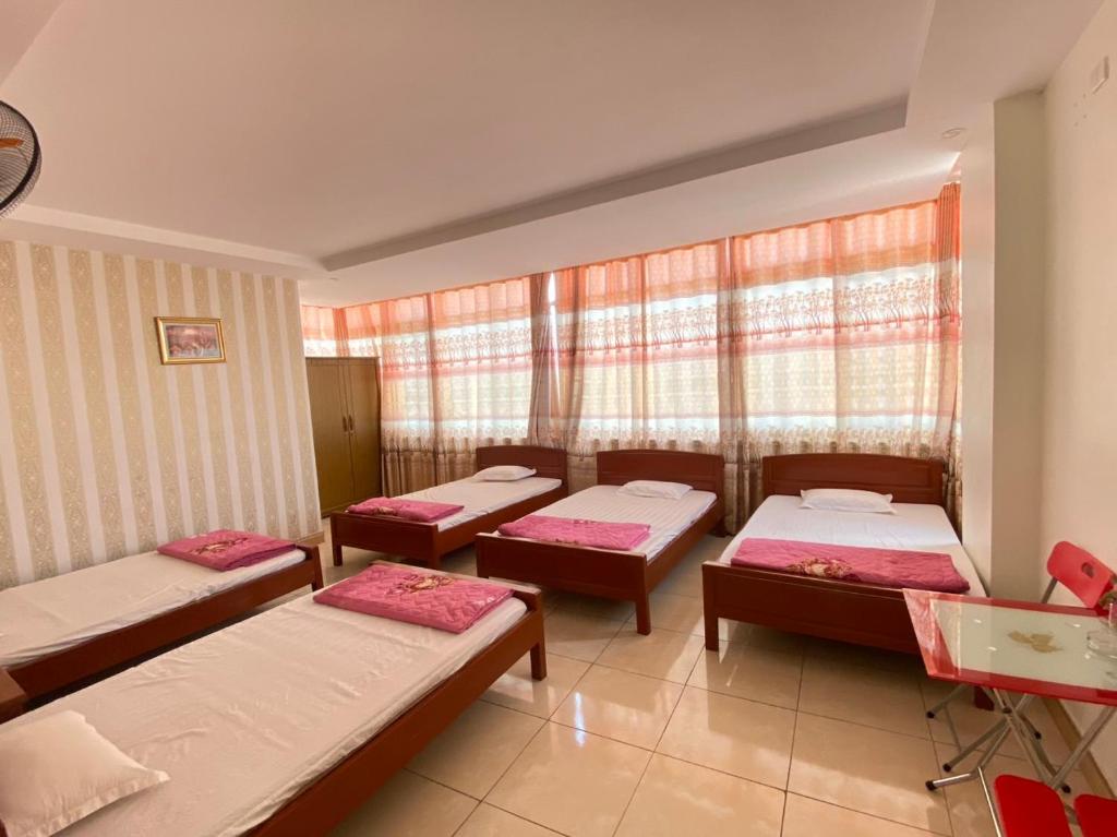 Un pat sau paturi într-o cameră la Bảo Anh Hotel