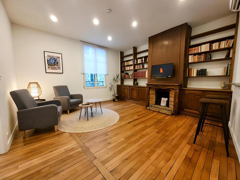 a living room with a fireplace and a tv at Appartement Premium dans une belle demeure - Hyper centre-ville de Reims in Reims