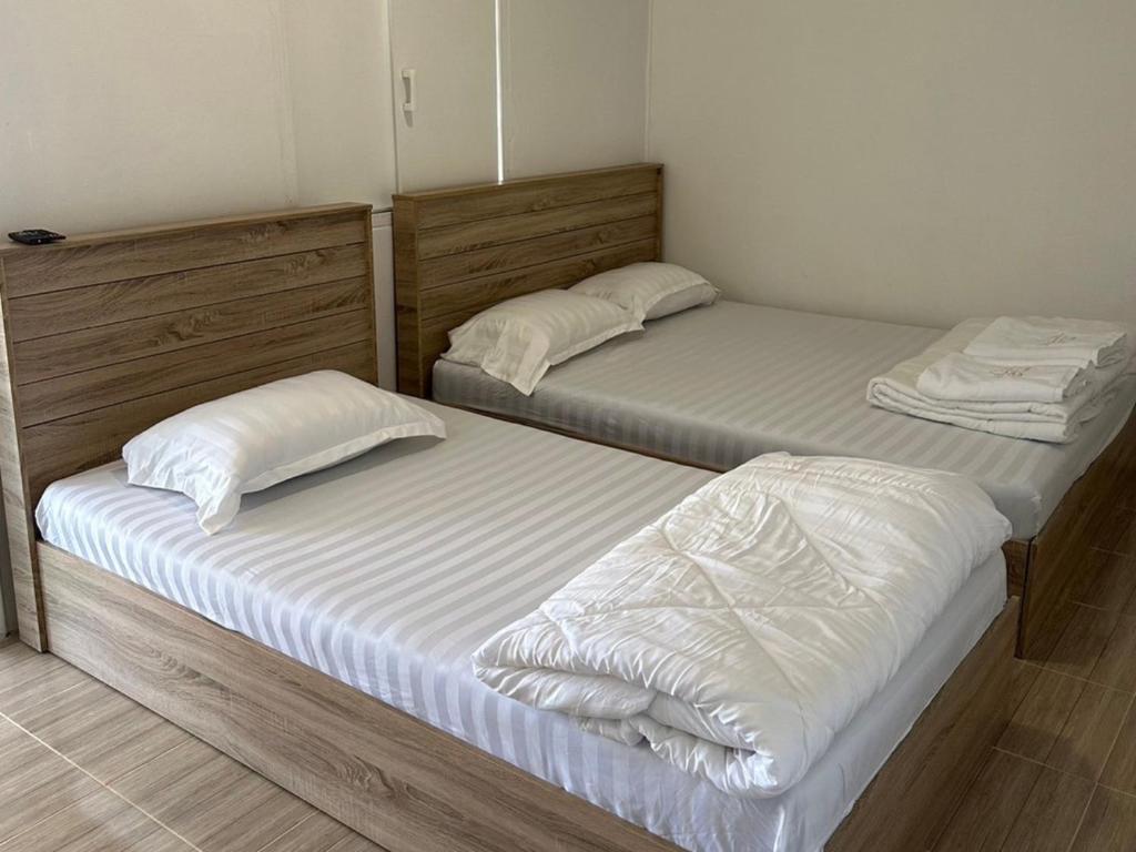 A bed or beds in a room at Peang Tara Cafe & Resort