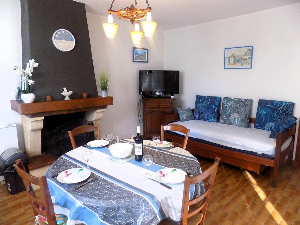 - un salon avec une table, un lit et un canapé dans l'établissement Meschers sur Gironde - MAISON avec grand JARDIN proche PLAGE CENTRE VILLE, à Meschers-sur-Gironde