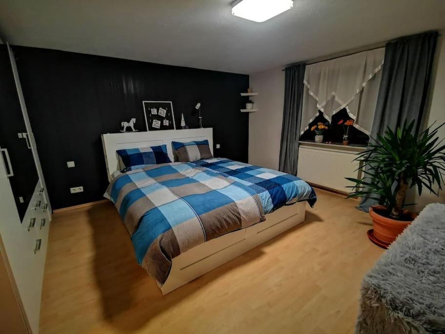 una camera con un letto con una coperta blu e bianca di Oase im Grünen! a Freisen