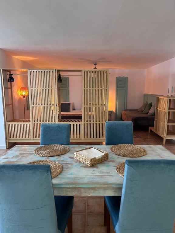 Posezení v ubytování Large Studio Apartment!