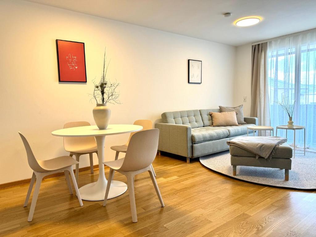 sala de estar con mesa y sofá en For You Apartment, en Dornbirn