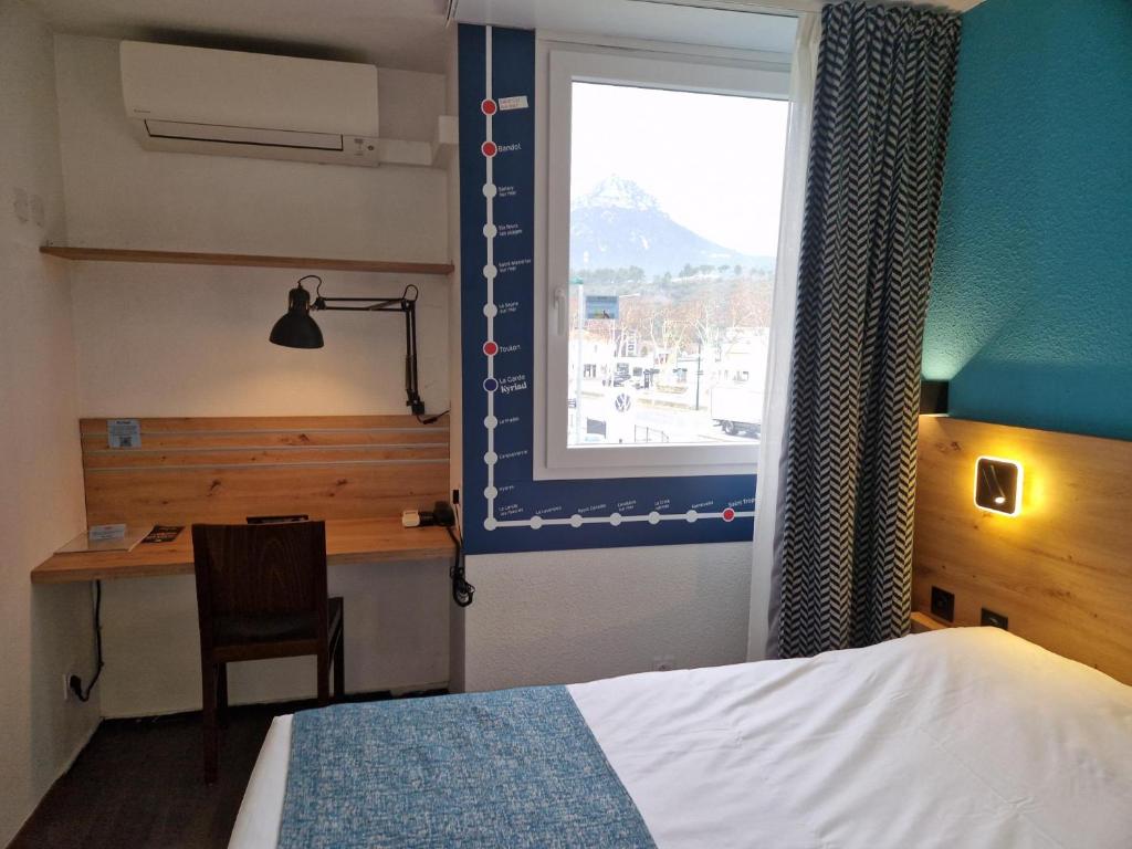Postel nebo postele na pokoji v ubytování Kyriad Toulon Est Hyeres La Garde