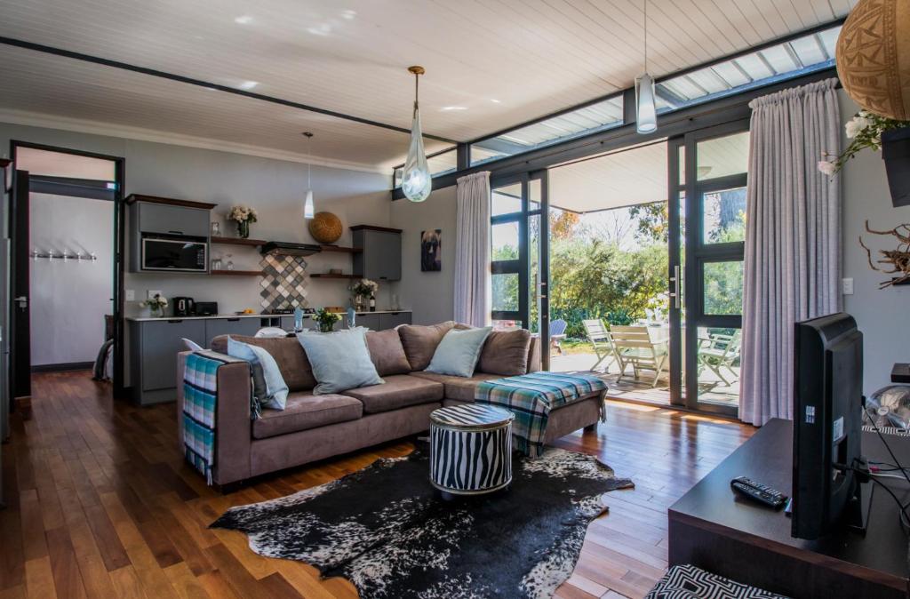 uma sala de estar com um sofá e uma mesa em Craigivar Guesthouse em Pretoria