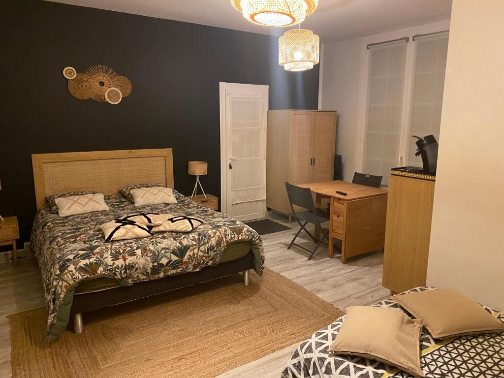Uma cama ou camas num quarto em Les Cottages de la Norge