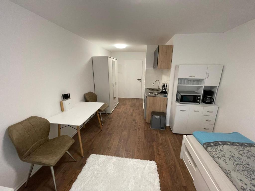 Apartamento pequeño con escritorio y cocina. en Mimalou Apartment in Glauchau, en Glauchau