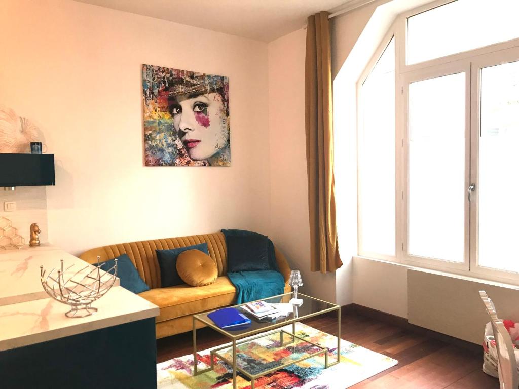 un salon avec un canapé et une table dans l'établissement LE PATIO LAFAYETTE - Hyper Centre - Proche Thermes - Luxe, à Vichy