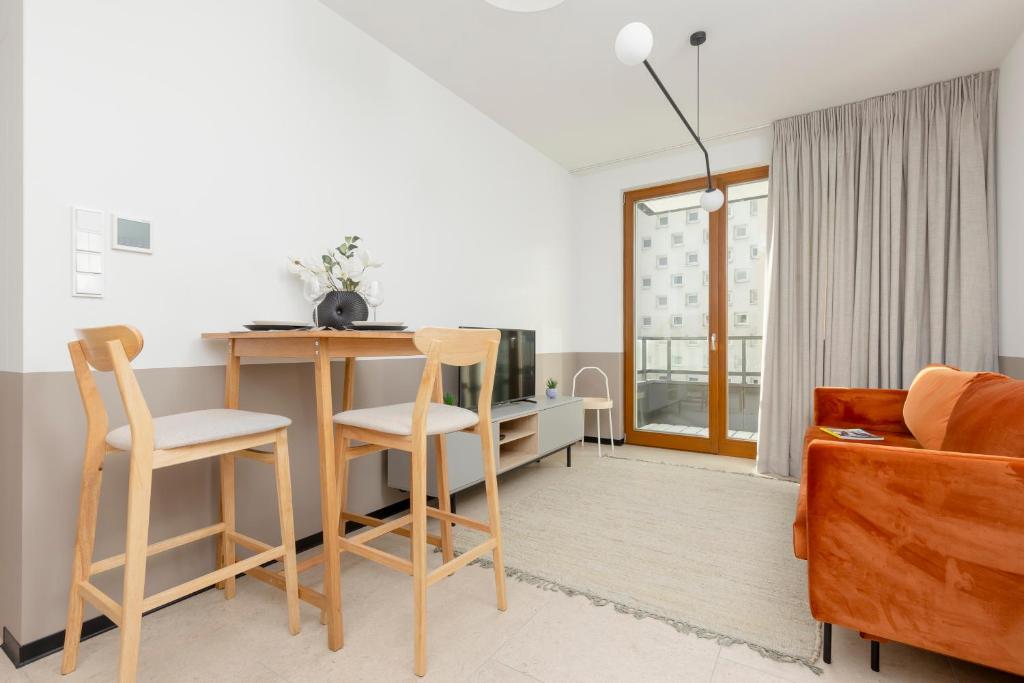 Televízia a/alebo spoločenská miestnosť v ubytovaní Apartments Arsenal Warsaw City Center by Noclegi Renters