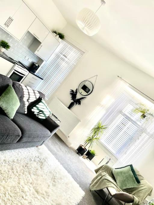 un soggiorno con divano e finestra di Cosy modern one bedroom flat a Hartlepool