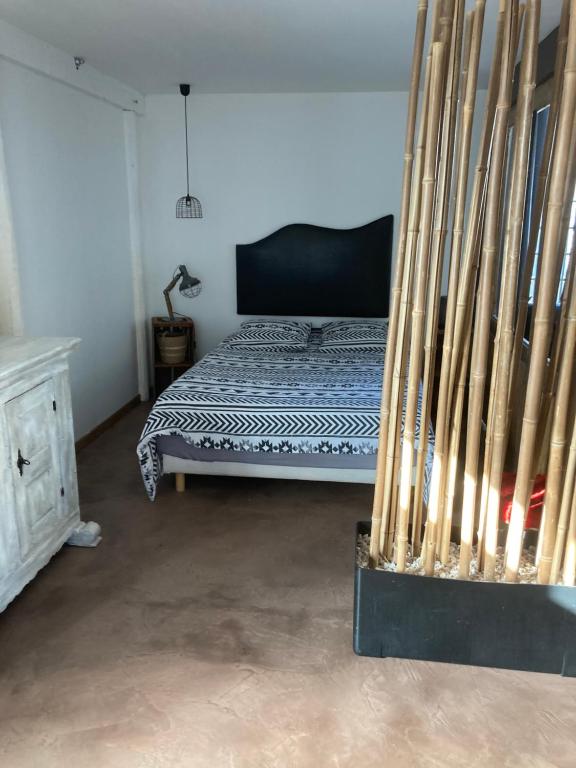 ein Schlafzimmer mit einem Bett mit einem Haufen Fledermäuse in der Unterkunft appartement terrasseLouhans centre in Louhans