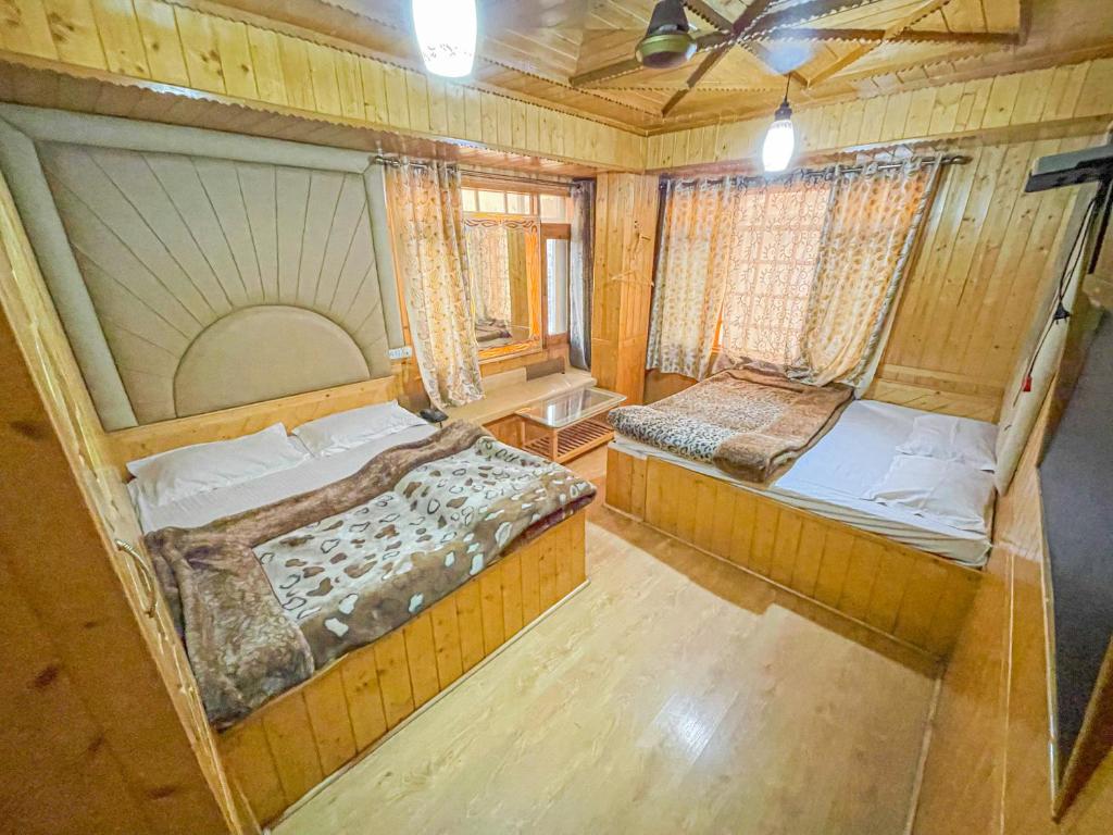 een slaapkamer met 2 bedden aan de bovenkant bij HOTEL TOWN PALACE SRINAGAR in Srinagar