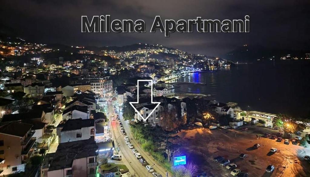 una vista aérea de una ciudad por la noche en Apartmani Milena, en Herceg-Novi