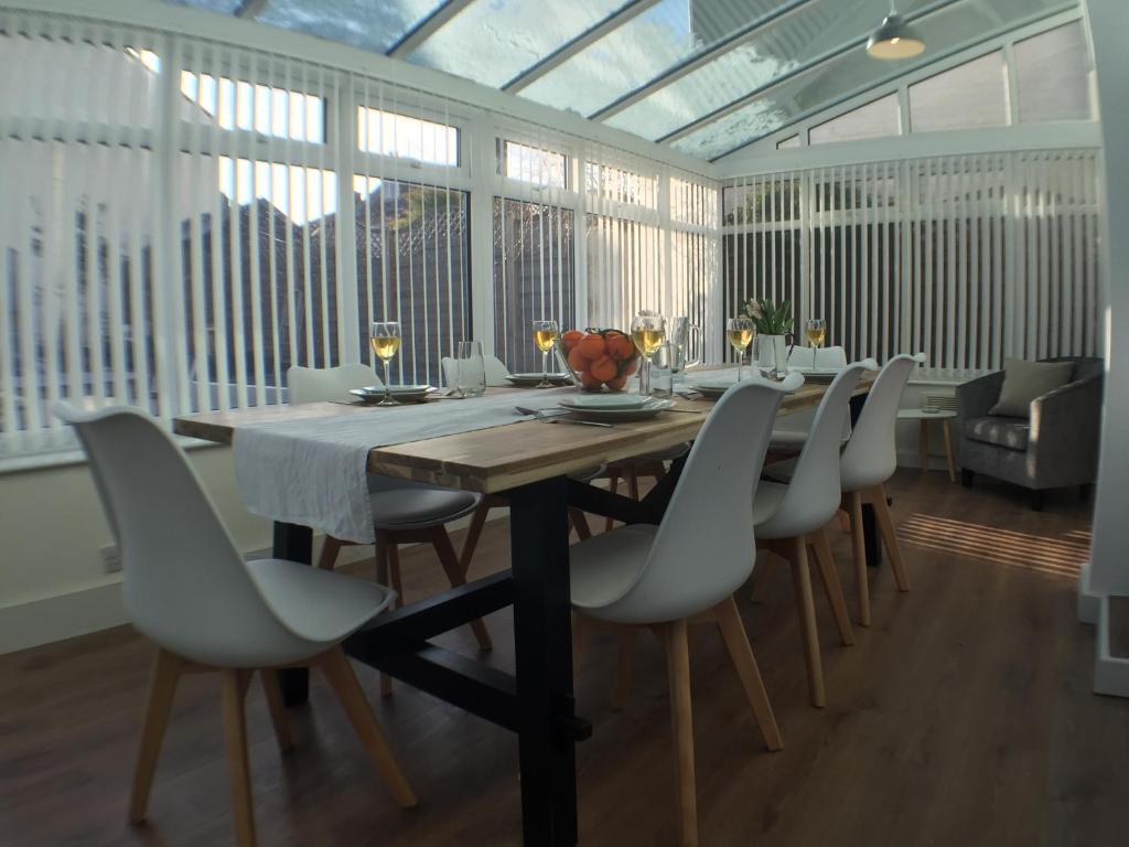 a dining room with a long table and chairs at Bakers House - 4 Bedrooms - Parking for 3 cars - Dogs welcome in Wells next the Sea