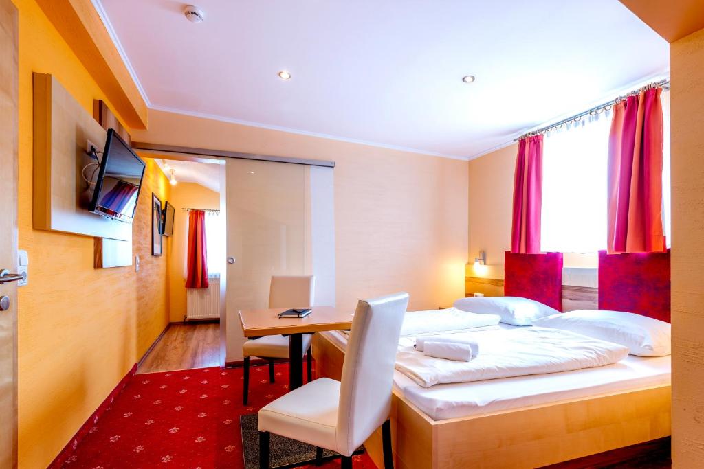 Posteľ alebo postele v izbe v ubytovaní Panorama Hotel Traunstein
