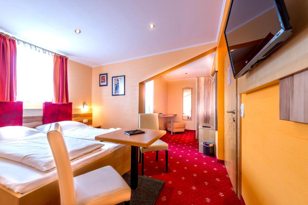 Televízia a/alebo spoločenská miestnosť v ubytovaní Panorama Hotel Traunstein
