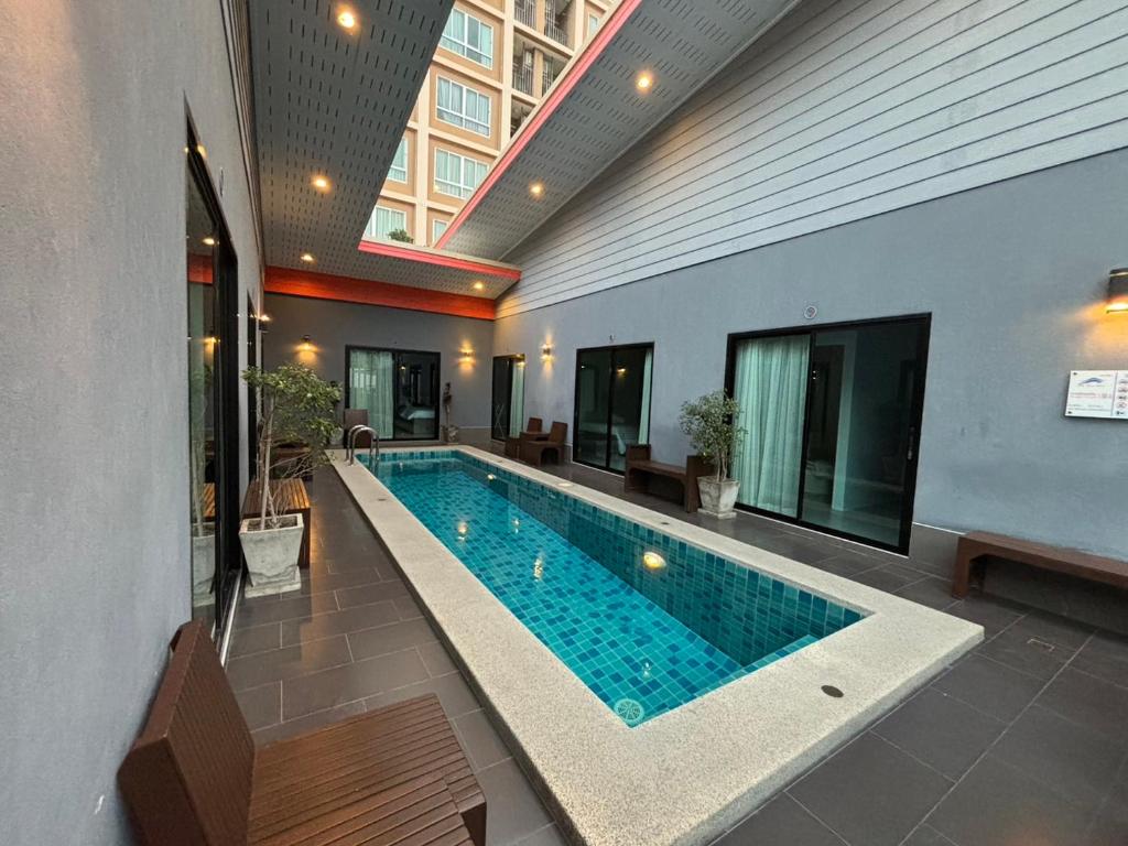 Bazén v ubytování The Huahin Hotel nebo v jeho okolí