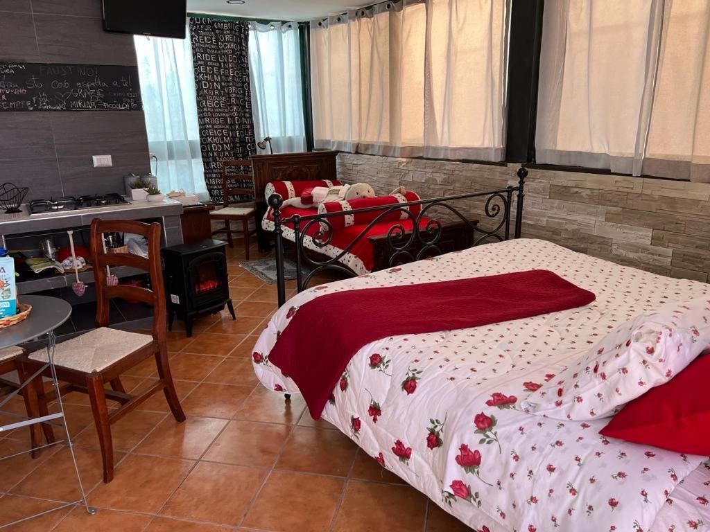 Cet appartement comprend une chambre avec un lit et une table ainsi qu'une cuisine. dans l'établissement Villa Venturini, à Trecase