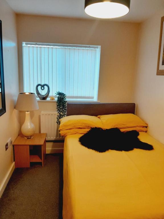 Postel nebo postele na pokoji v ubytování Modern 2 Bed, 2 Bath Apartment Near Etihad Stadium and Coop Live