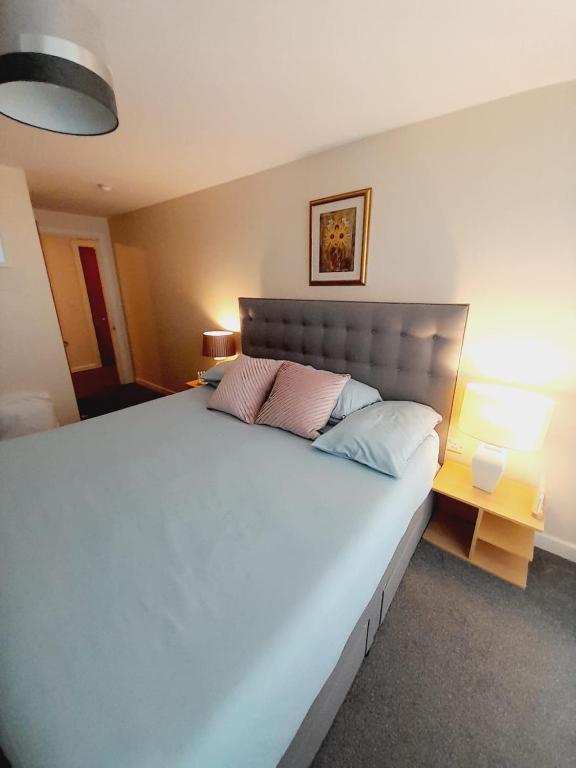 Postel nebo postele na pokoji v ubytování Modern 2 Bed, 2 Bath Apartment Near Etihad Stadium and Coop Live