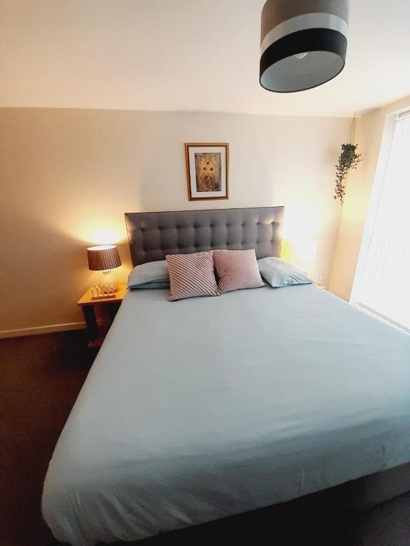 Postel nebo postele na pokoji v ubytování Modern 2 Bed, 2 Bath Apartment Near Etihad Stadium and Coop Live