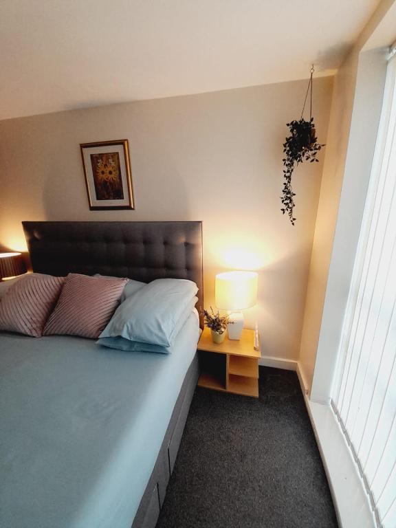 Postel nebo postele na pokoji v ubytování Modern 2 Bed, 2 Bath Apartment Near Etihad Stadium and Coop Live