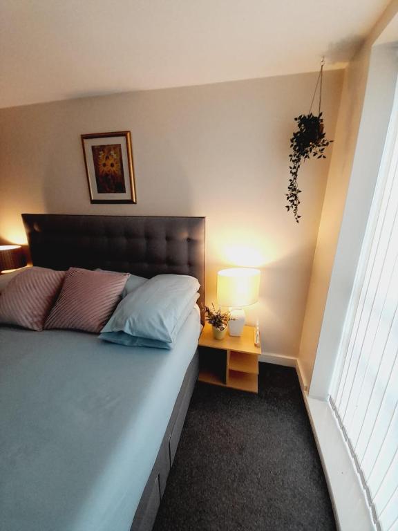 Postel nebo postele na pokoji v ubytování Modern 2 Bed, 2 Bath Apartment Near Etihad Stadium and Coop Live