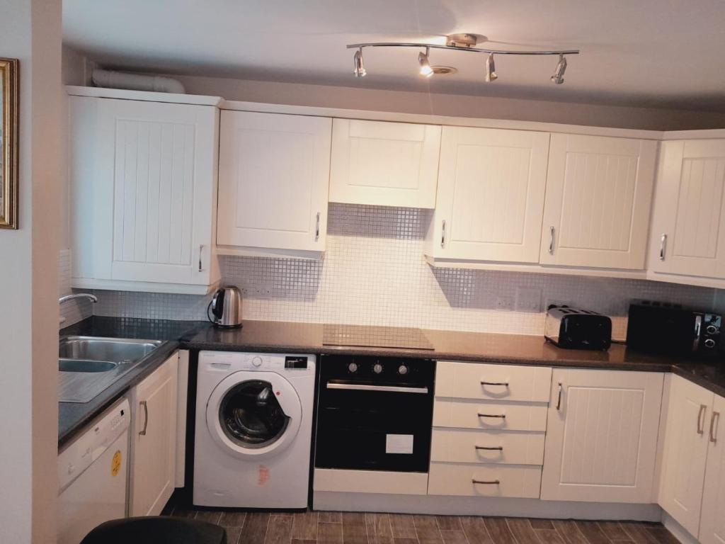 Kuchyň nebo kuchyňský kout v ubytování Modern 2 Bed, 2 Bath Apartment Near Etihad Stadium and Coop Live