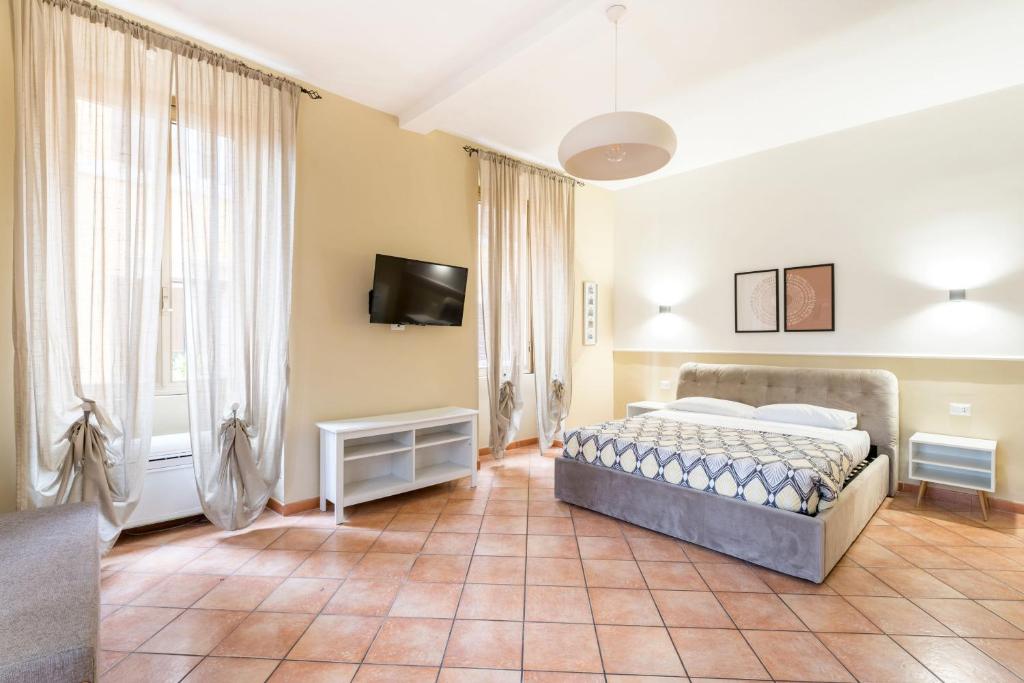 ein Schlafzimmer mit einem Bett und einem TV an der Wand in der Unterkunft FL Apartments Al Mattonato n4 in Rom
