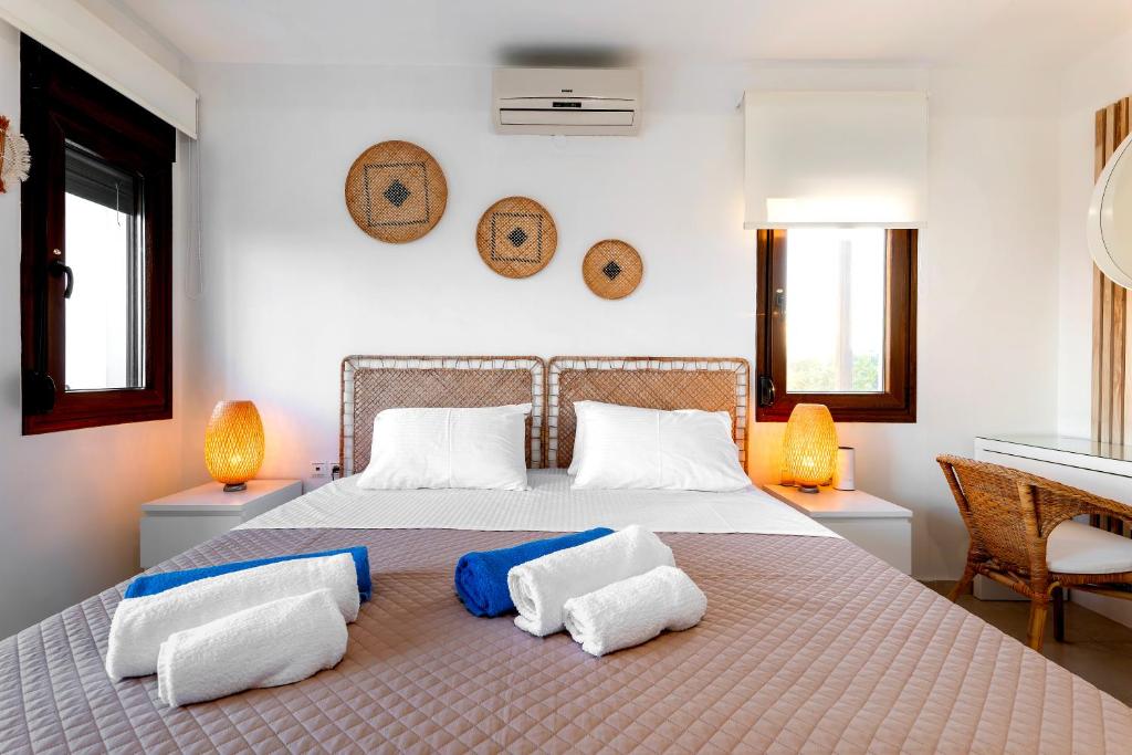 sypialnia z łóżkiem z 2 poduszkami w obiekcie Memi Beach front Villa w mieście Kiotari
