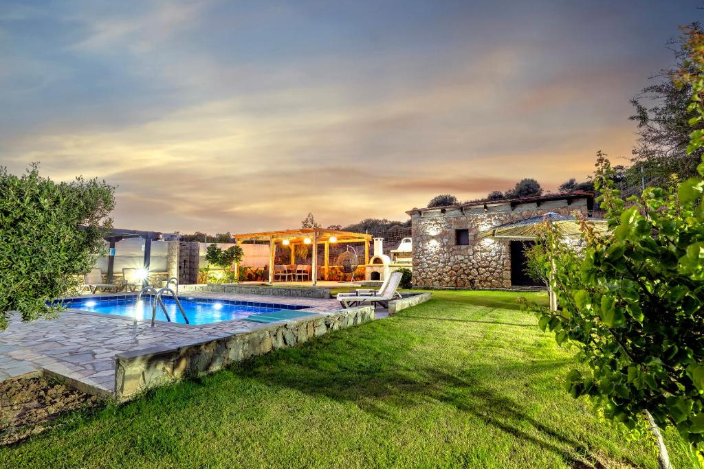 obraz podwórka z basenem i domem w obiekcie Memi Beach front Villa w mieście Kiotari