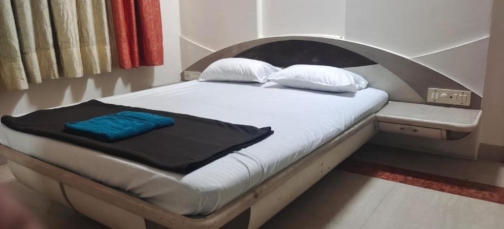 una cama en una sala de hospital con una estratificación de la estratificación de la aversiónatronatronstrationstrationstrationstrationstrationstrationstrationstrationstrationstrationstrationstrationstrationstrationstrationstrationstrationstrationstrationstrationstrationstrationstrationstrationstrationstrationstrationstrationstrationstrationstrationstrationstrationstrationstrationstrationstrationstrationstration en P N A Apartments, en Kālva