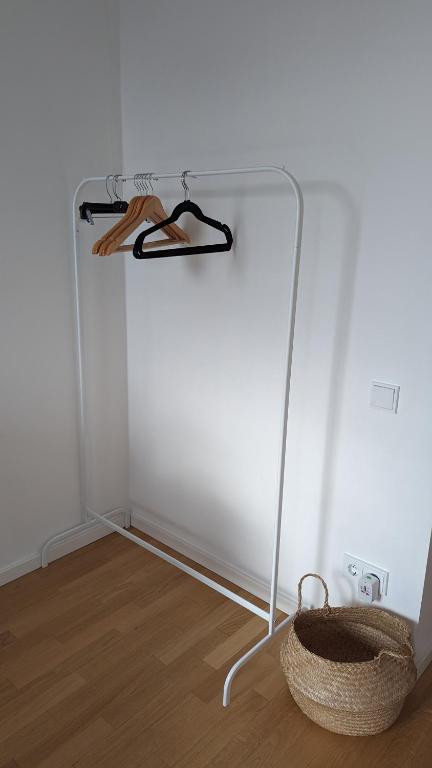 EITHER Private 2B2B OR Shared 1B1B, Luxury, Bright, Spacious - 5