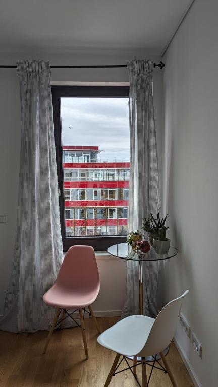 EITHER Private 2B2B OR Shared 1B1B, Luxury, Bright, Spacious - 12