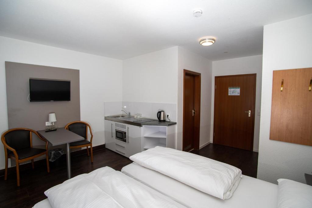 Kuchyň nebo kuchyňský kout v ubytování Hotel am Schillerplatz