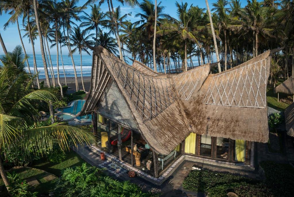 een luchtzicht op een resort met palmbomen bij Beachfront Villa Laut Tabanan in Tabanan