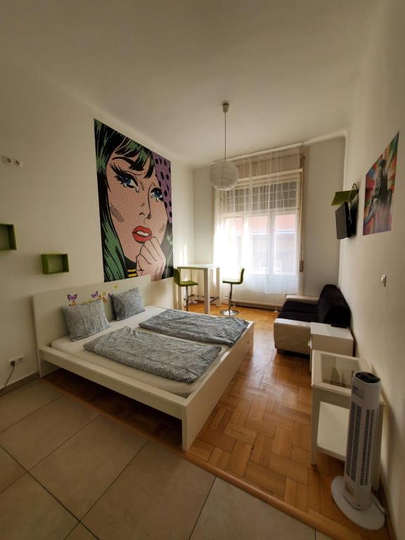 een slaapkamer met een bed en een schilderij aan de muur bij Treestyle Superior Rooms in Boedapest