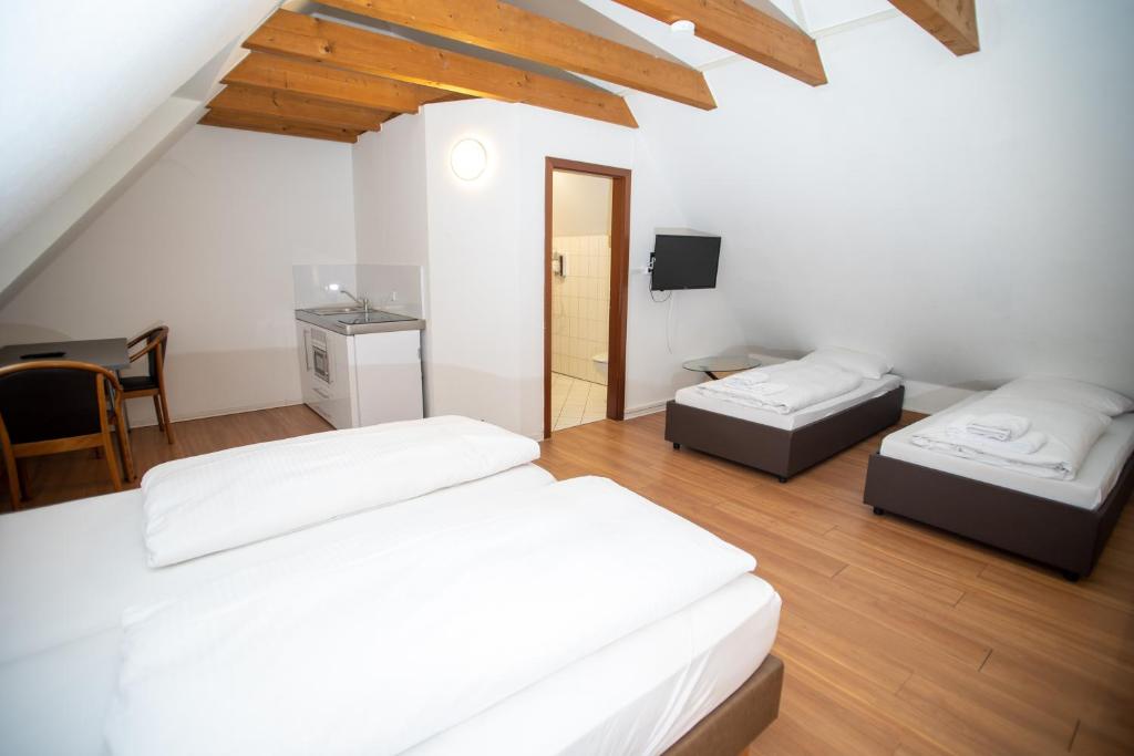 Postel nebo postele na pokoji v ubytování Hotel am Schillerplatz