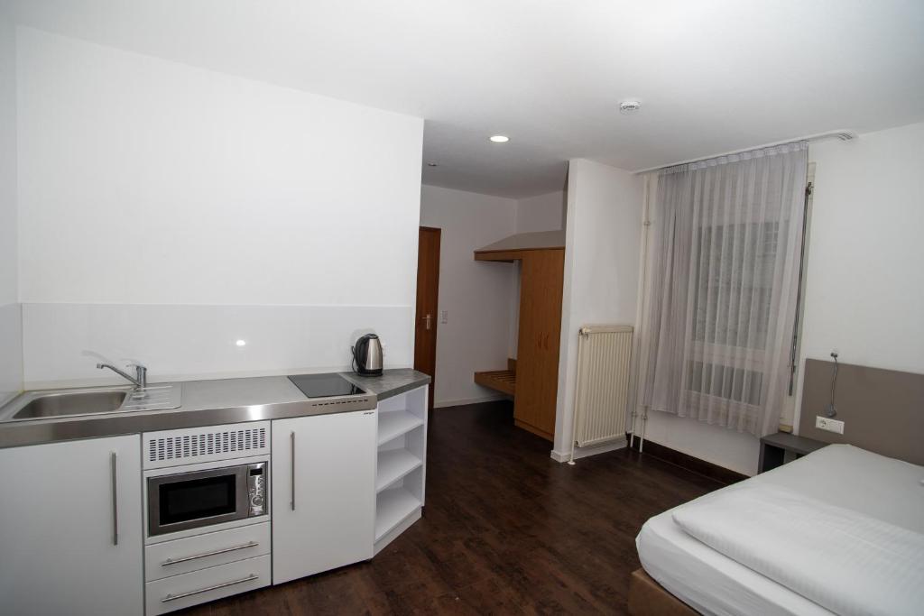 Kuchyň nebo kuchyňský kout v ubytování Hotel am Schillerplatz