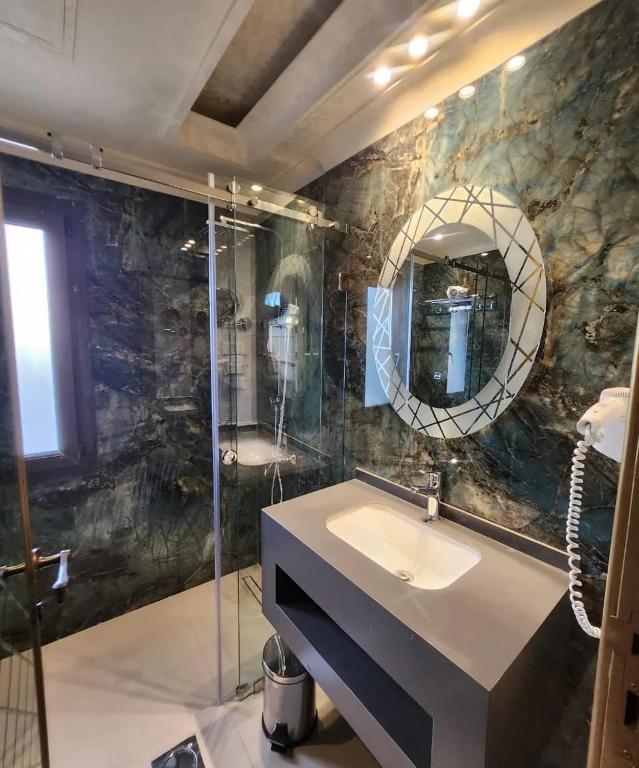 Koupelna v ubytování Q Hotel
