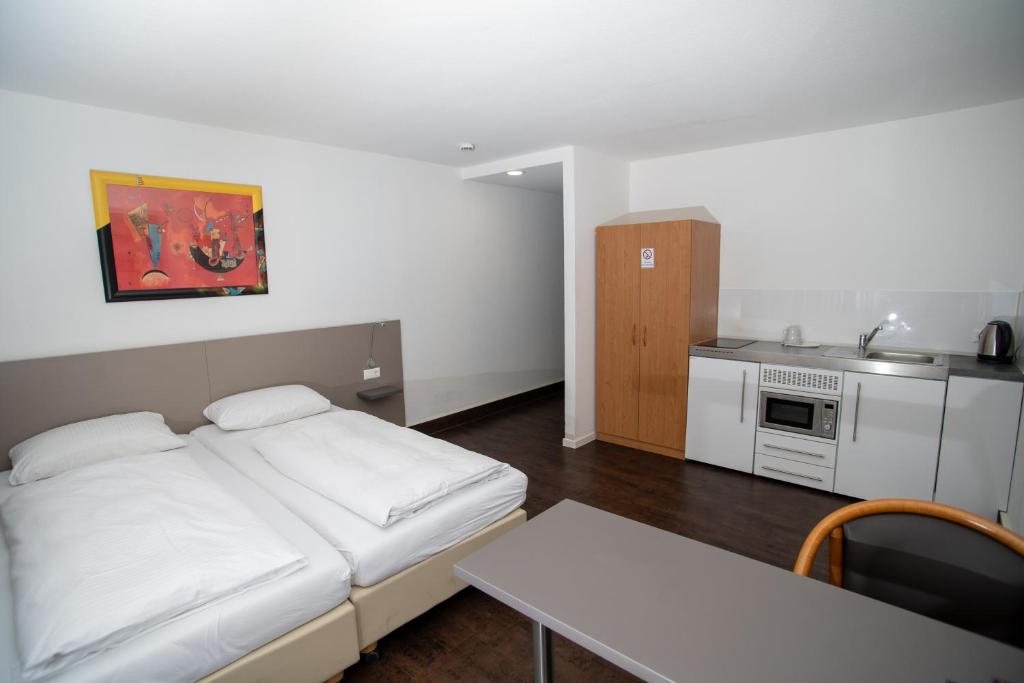 Kuchyň nebo kuchyňský kout v ubytování Hotel am Schillerplatz