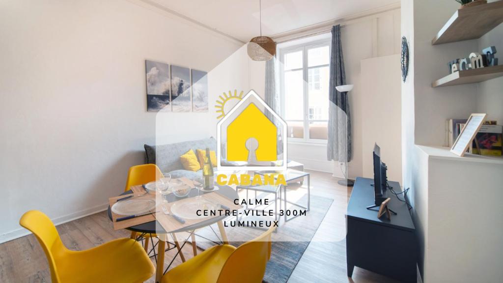 jadalnia ze stołem i żółtymi krzesłami w obiekcie Cabana & Le Sirène - Proche Centre-Ville w mieście Mâcon