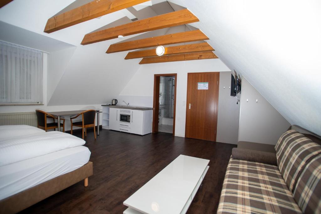 Postel nebo postele na pokoji v ubytování Hotel am Schillerplatz