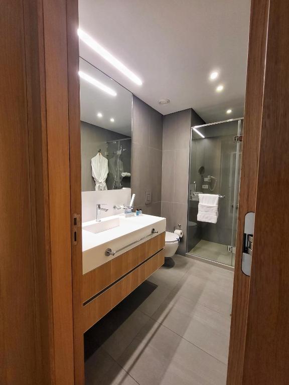 Koupelna v ubytování Monot Suites
