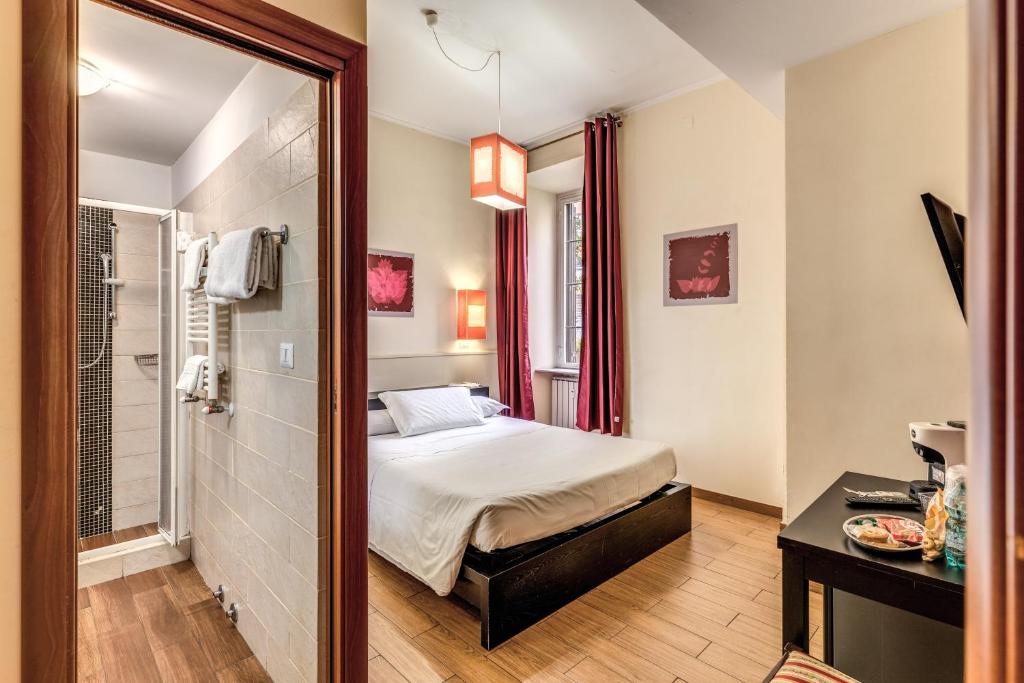 Guest House Trastevere في روما: غرفة نوم مع سرير وممشى في الدش