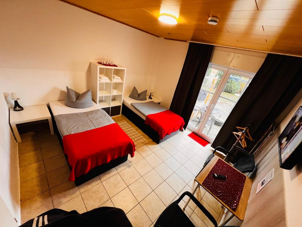 - une petite chambre avec 2 lits et une fenêtre dans l'établissement Bungalow by Zimmervermietung K.Krause, à Lengede