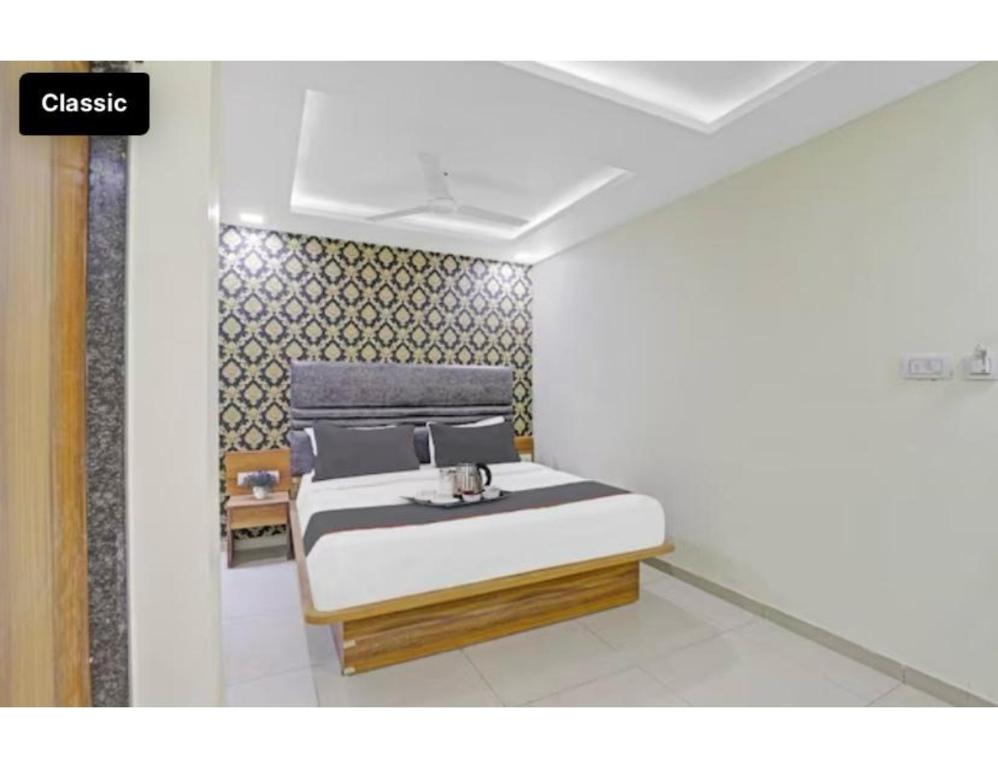 um quarto com uma cama num quarto em Hotel Hill View, Vadodara, Gujarat em Vadodara