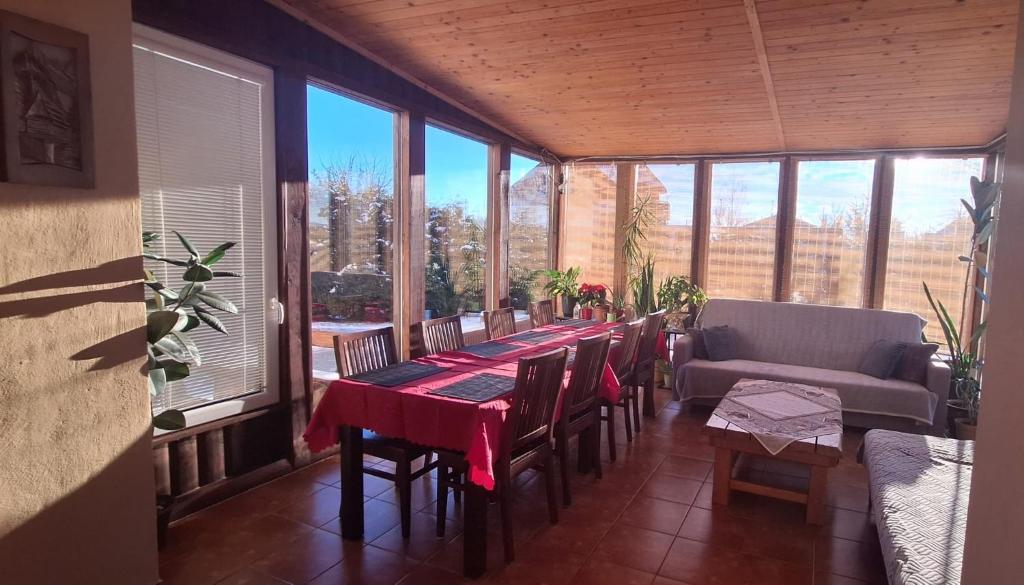 A seating area at Vila Lesana