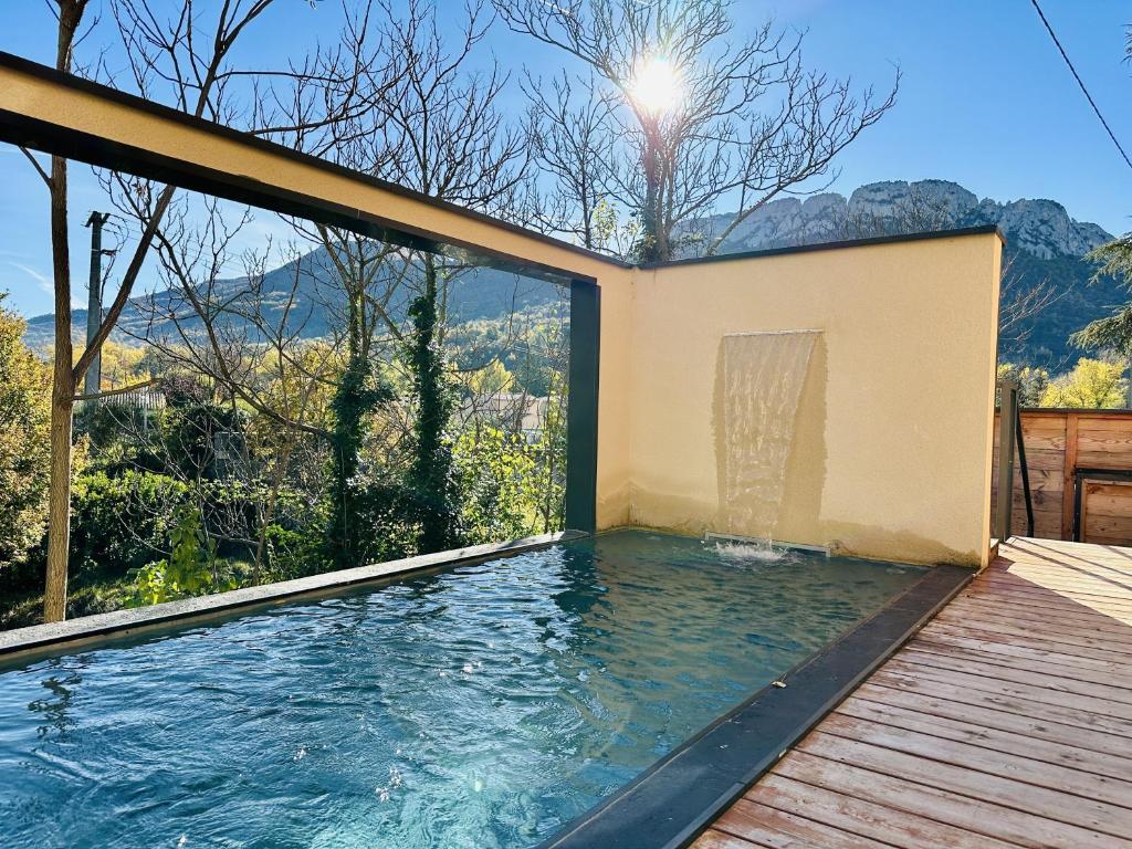 une piscine avec vue sur les montagnes dans l'établissement L'Oasis de Syam en Provence, à Buis-les-Baronnies